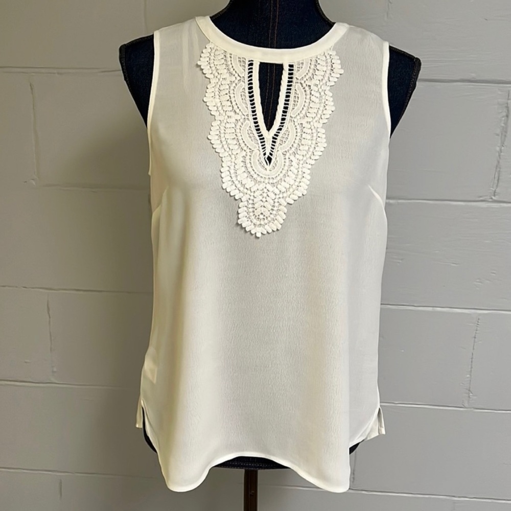 danielrainn ivory sleeveless top with lace detail size S